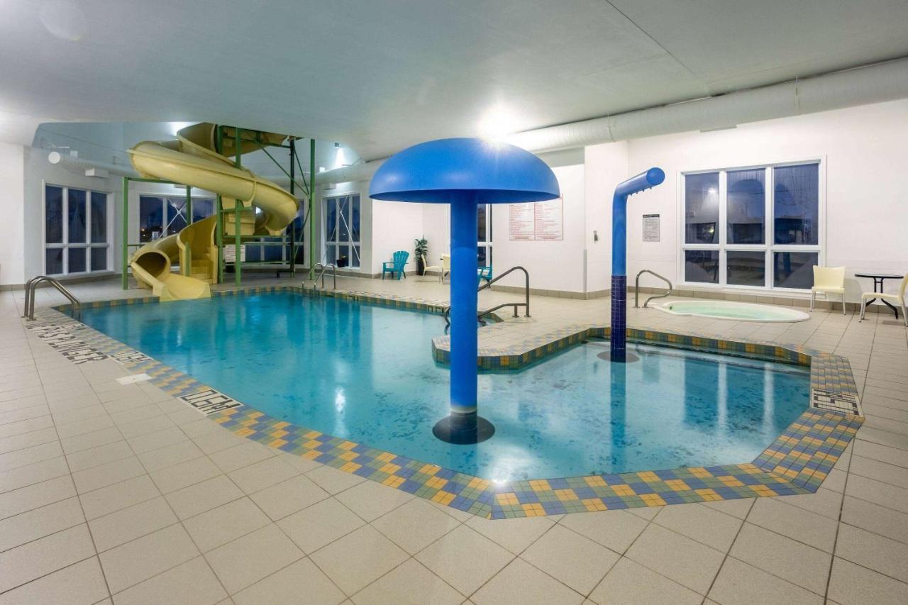 Super 8 By Wyndham Québec Buitenkant foto